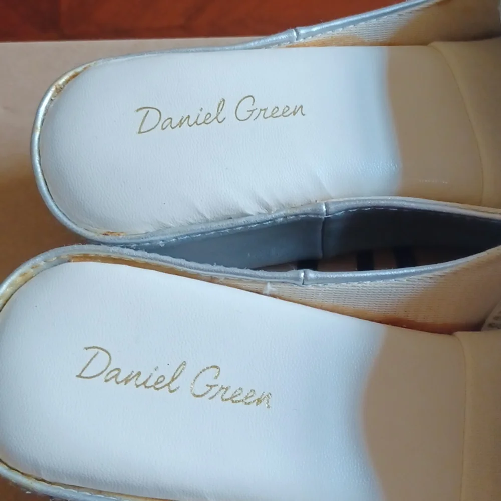 Women's Shoes - Picture 2 of 4